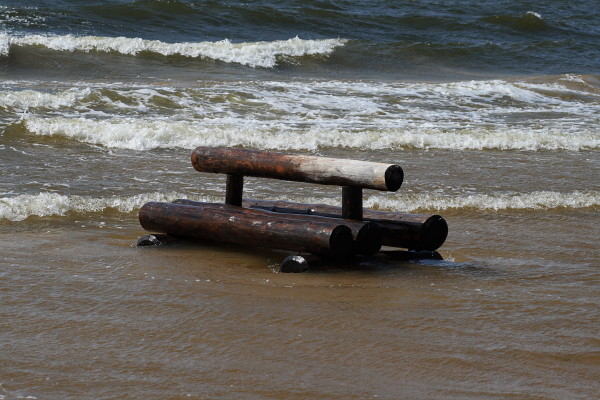 Одинокая скамейка смытая в море