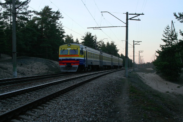 Электропоезд ЭР2Т-7118 на перегоне Вецаки – Зиемельблазма