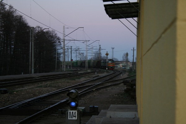 Грузовой поезд под тепловозом 2М62-0753 прибывает на станцию Зиемельблазма